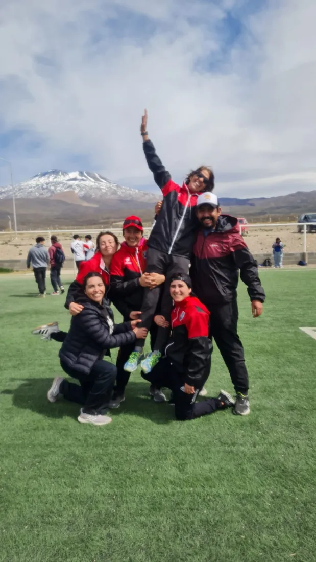 La Profe Letty alzada por sus compañeros en la cancha