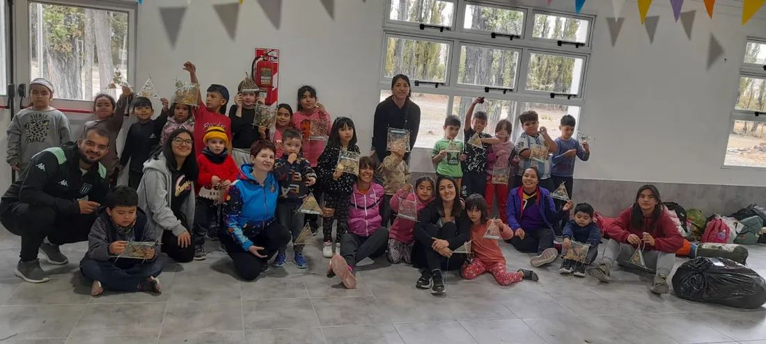 Salón lleno de chicos con sus artesanías