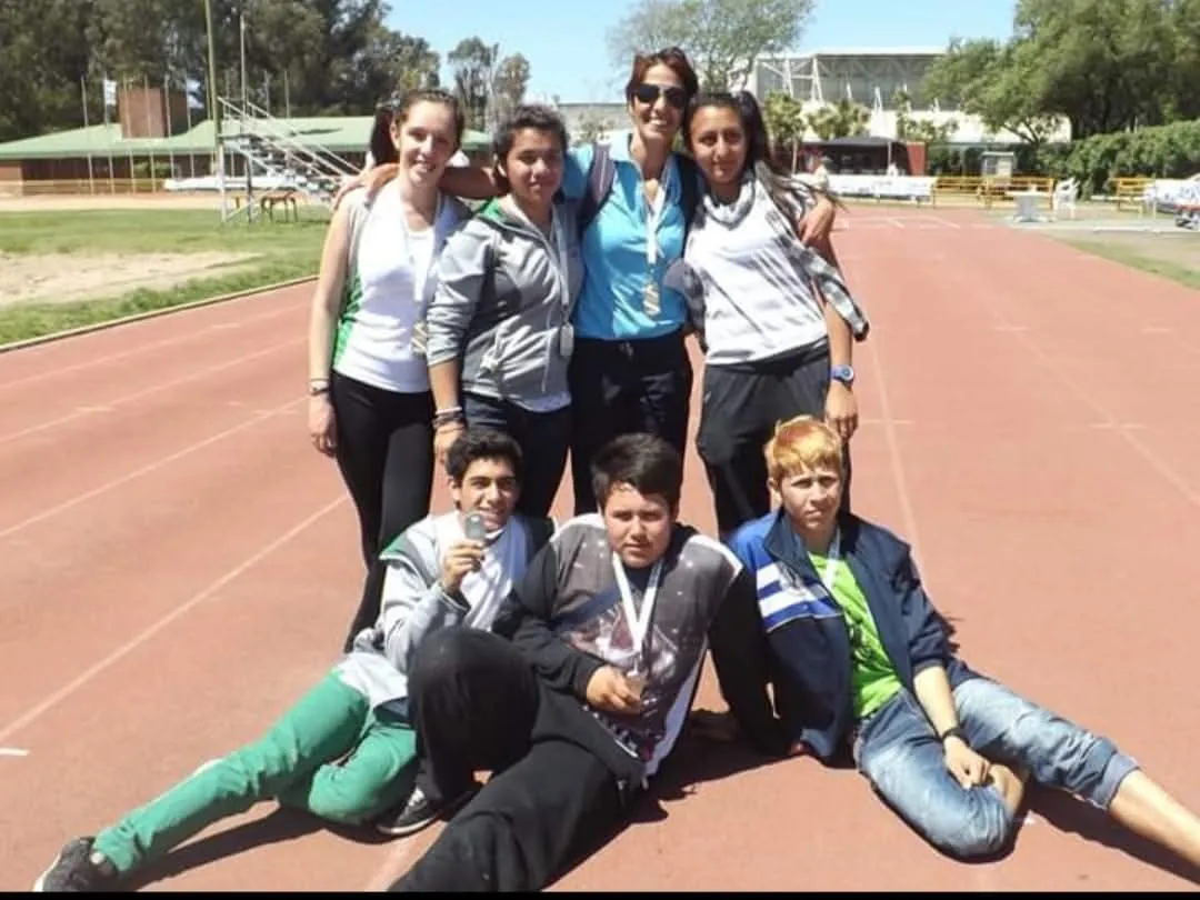 Alumnos con la Profe en la pista de atletismo