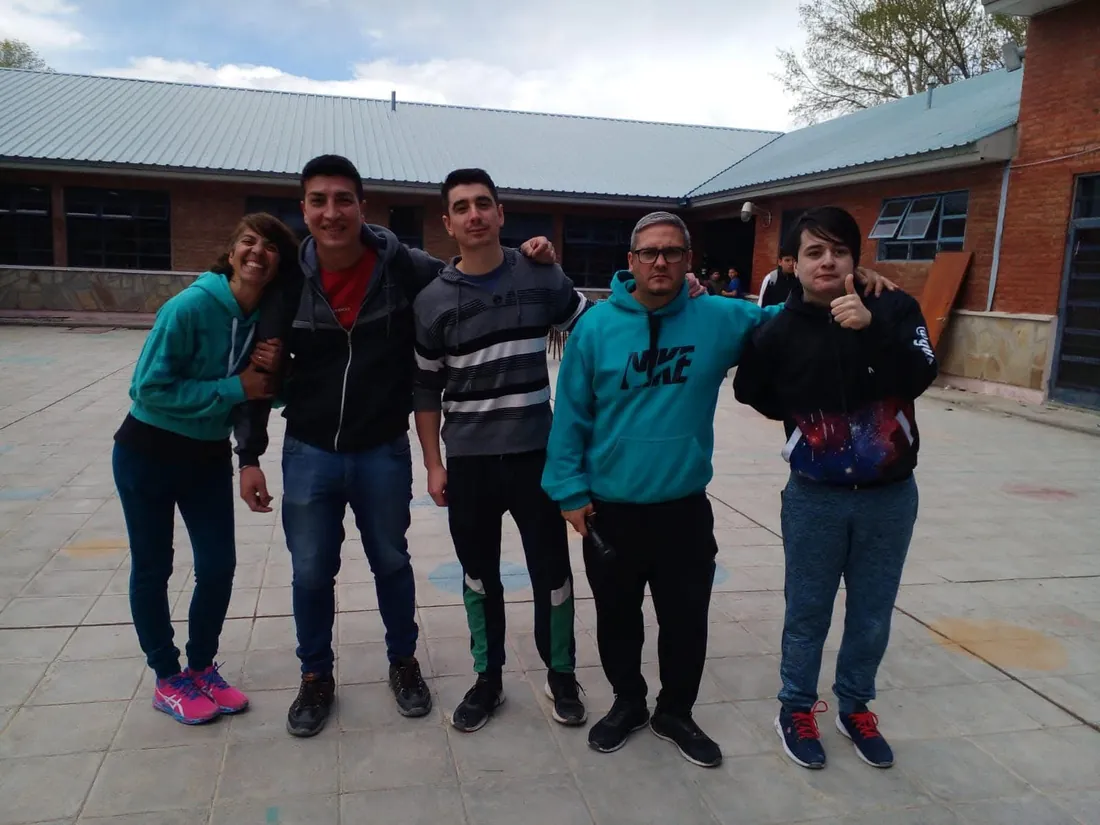 La Profe con alumnos en el patio de la escuela