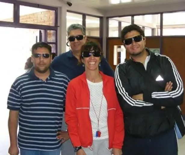La Profe y compañeros posando con lentes de sol