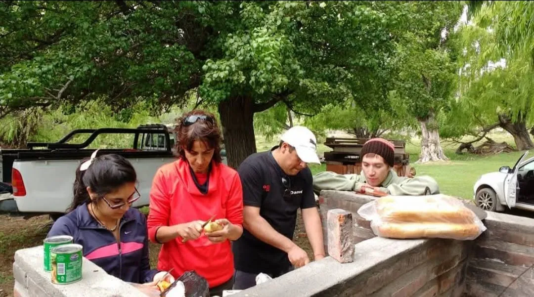 Preparando el asado entre todos