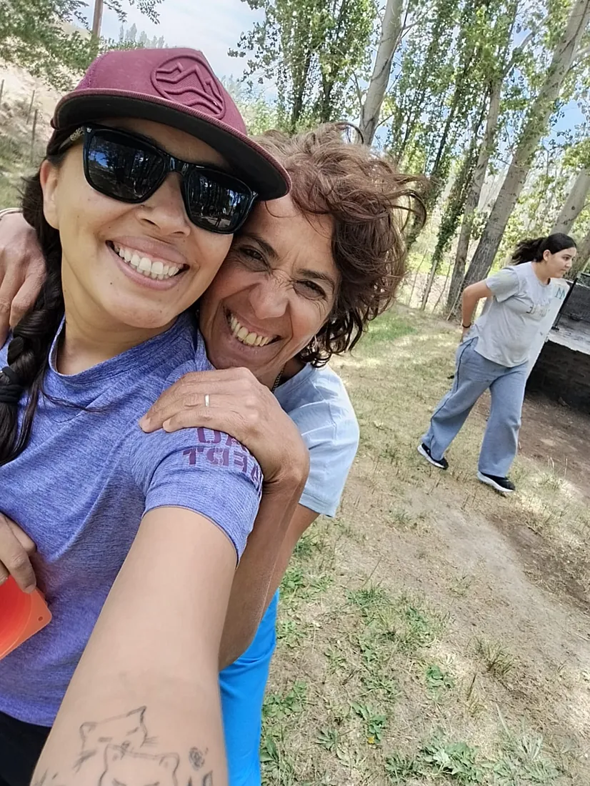 Selfie mejilla con mejilla, grandes sonrisas