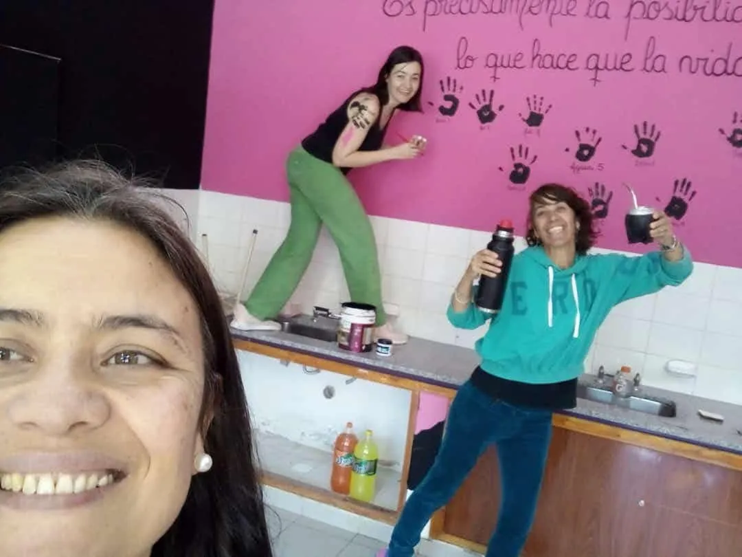 La Profe Lety con una amiga de toda la vida, entre mates y risas, decorando un aula